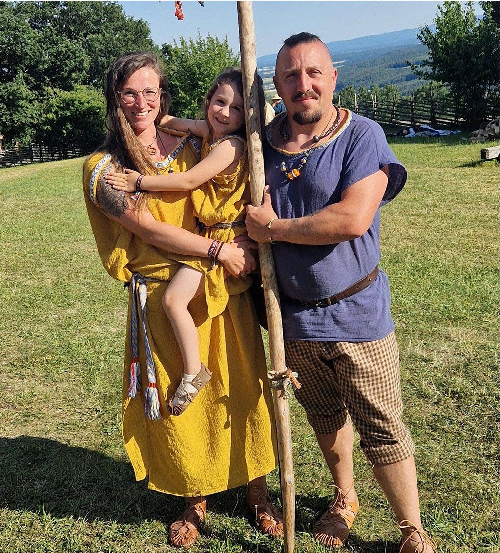 Christoph Polleres mit seiner Familie bei einer keltischen Darstellung im Freien