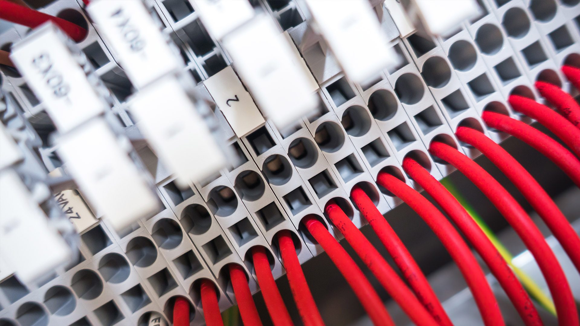 Sauber verdrahtete Reihenklemmen in einem Elektroverteiler
