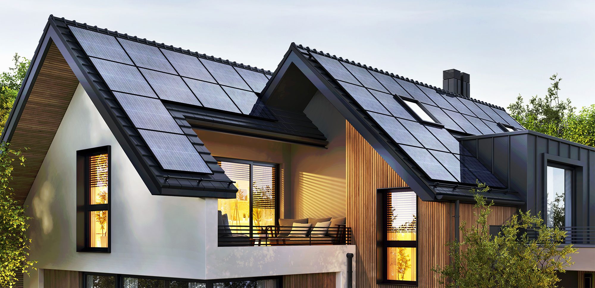 Modernes Einfamilienhaus mit Photovoltaikanlage auf dem Dach in der Abenddämmerung