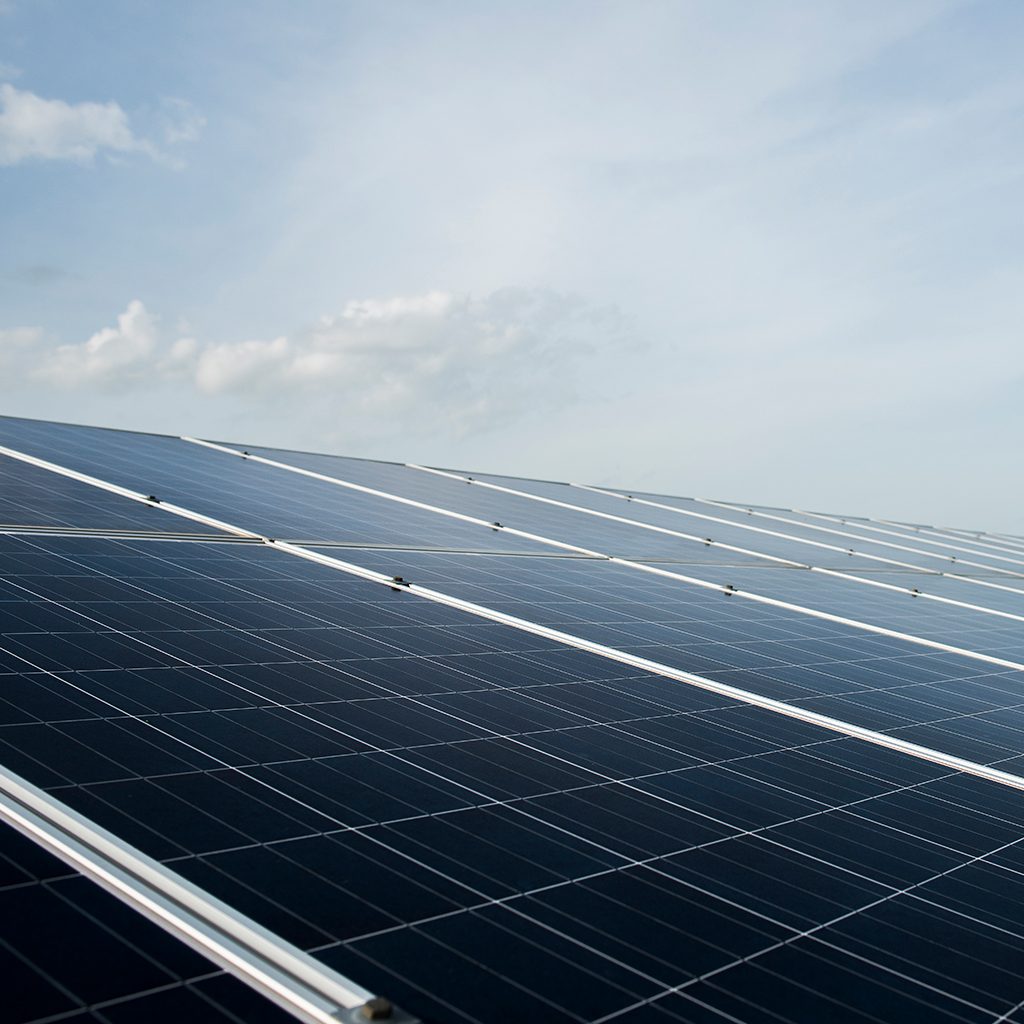 Photovoltaikmodule vor blauem Himmel