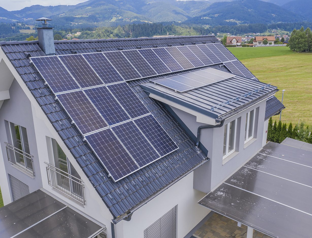 Einfamilienhaus mit Photovoltaikanlage aus der Vogelperspektive