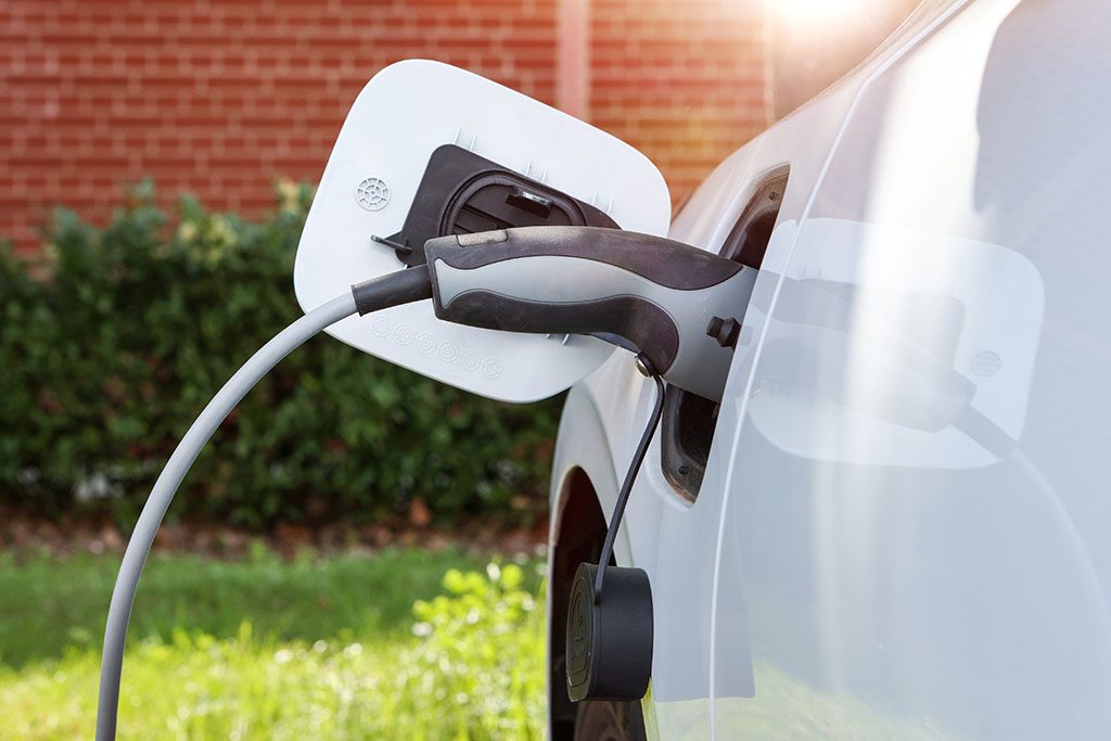 E-Auto wird zu Hause geladen