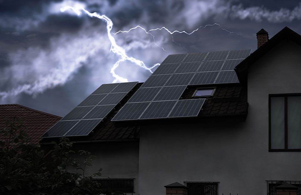 Blitz über einem Haus mit Photovoltaikanlage