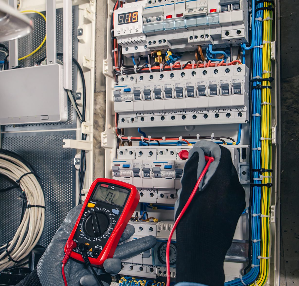 Messung an einem Elektroverteiler mit Multimeter