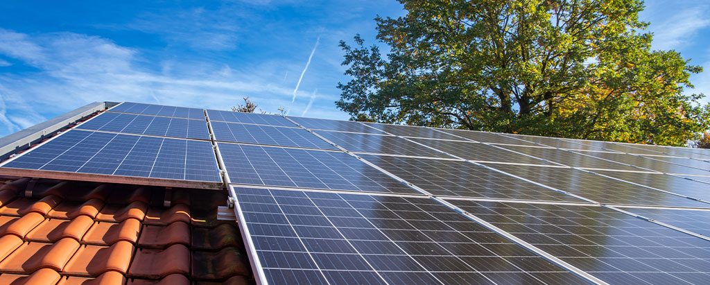 Photovoltaikmodule auf einem Ziegeldach als Stromquelle für die Wallbox